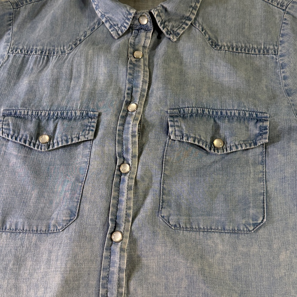 Jane & Delaney soft denim women’s shirt, short sleeve button-down front - Picture 3 of 7
